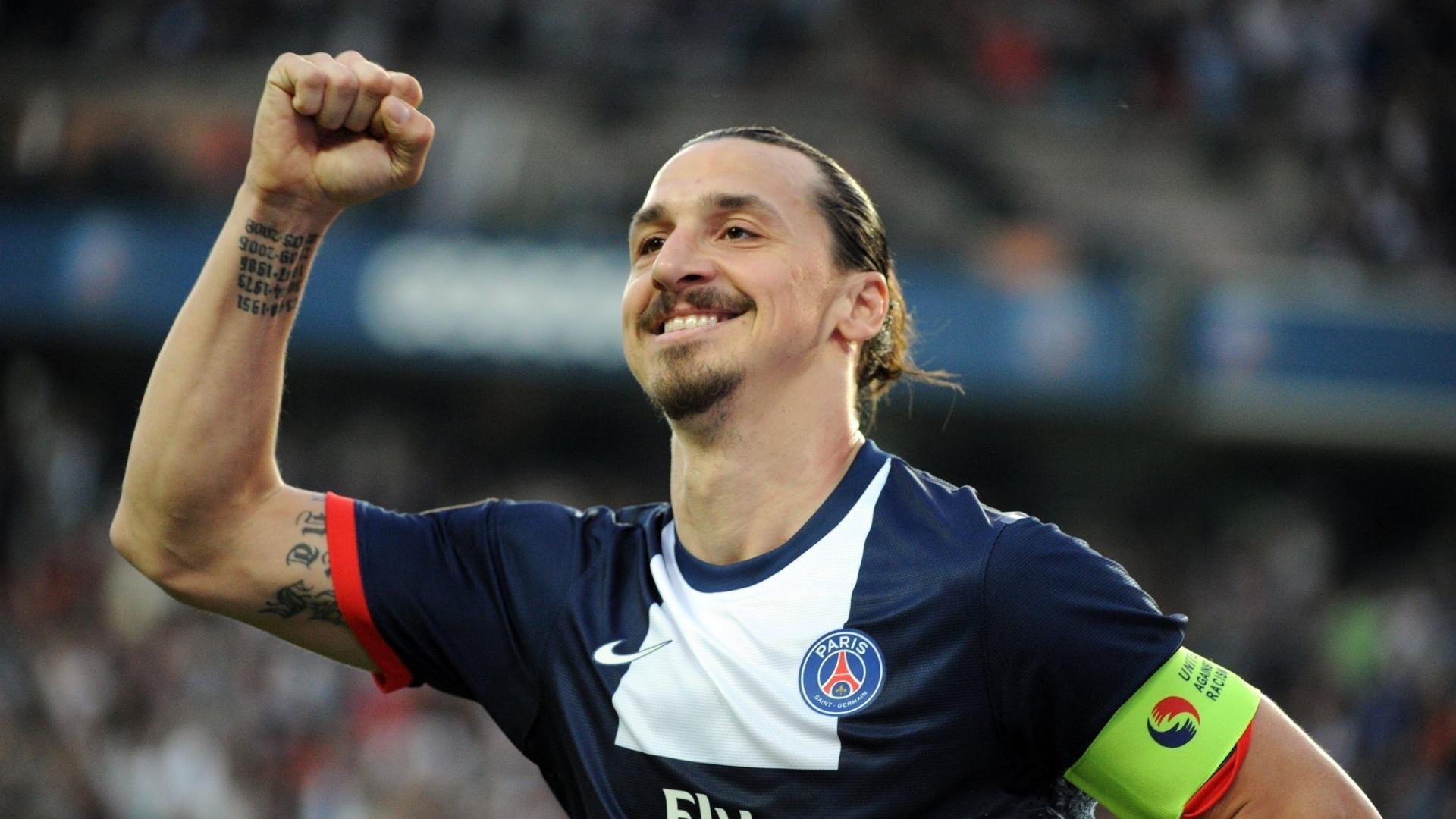 库兹马诺维奇在巴黎奥运会手球比赛中多次扑救对方远射，库兹马持球